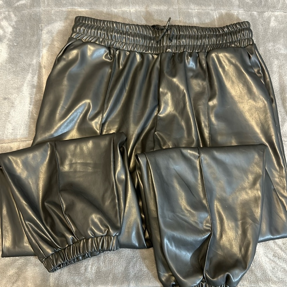Amaryllis XL faux leather joggers black